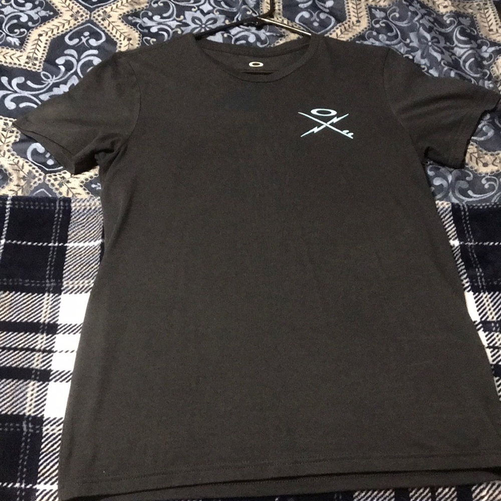 Very nice Oakley t-shirt fits slim